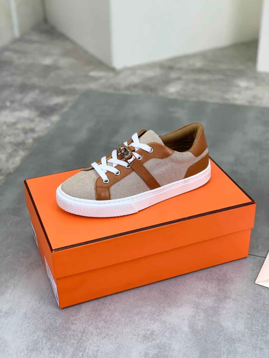 Men's men's shoes 💰P640 New Hermes top version Hermès classic couple style #𝐊𝐞𝐥𝐥𝐲 buckle casual white shoes skateboard shoes that will not conflict with shoes at all. Full of unknowns, Hermès rarely produces flat casual shoes and they are paired with classic palladium-plated Kelly shoe buckles! You'll fall in love with it at first sight. It's super versatile and can be worn with any skirt or pants. 🉑️Close your eyes and wear it. It's super noble. Fabric: Specific cowhide/canvas material. Lining: Sheepskin lining. Outsole: Original molded TPU outsole. Size: 35-45.